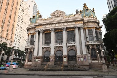 Rio, Brezilya - 13 Temmuz 2025: Paris Operası 'ndan esinlenen Art Nouveau style of Theatro Municipal mimarisi 1909 yılında tamamlandı..