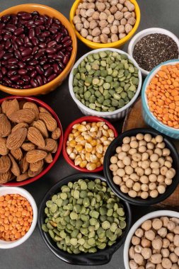 Mutfak yemekleri için çiğ taneli birkaç kase.