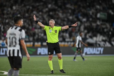 Rio, Brezilya - 29 Temmuz 2025: Anderson Daronco hakemi Botafogo x Redbull Bragantino arasında oynanan maçta Brezilya Kupası 'nın Nilton Santos Stadyumu' nda oynanan 16.