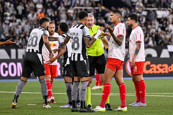 Rio, Brezilya - 29 Temmuz 2025: Anderson Daronco hakemi Botafogo x Redbull Bragantino arasında oynanan maçta Brezilya Kupası 'nın Nilton Santos Stadyumu' nda oynanan 16.