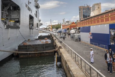 Rio de Janeiro, Brezilya - 12 Ağustos 2025: Rio İnovasyon Haftası 'nda sokak adı imzası, Praca Maua iskelesinde gerçekleşen yenilik ve teknoloji alanında bir etkinlik