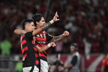 Rio, Brezilya - 24 Ağustos 2025: Luiz Araujo ve Pedro, Maracana Stadyumu 'ndaki Brezilya Şampiyonası' nın 21. raundunda Flamengo x Vitoria arasında oynanan maçta