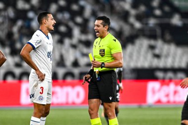 Rio, Brezilya - Ekim 01, 2025: Felipe Fernandes de Lima hakemi Botafogo x Bahia ile Brezilya 'nın Nilton Santos Stadyumu' nda oynanan 26.