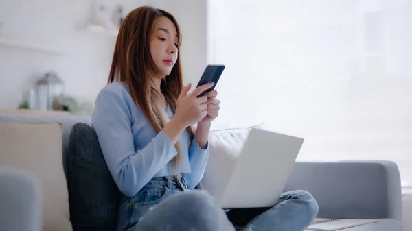Jonge Aziatische Vrouw Met Behulp Van Computer Laptop Mobiele Smartphone — Stockfoto