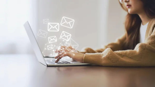 Email Marketing Boletim Notícias Conceito Mulher Usando Laptop Computador Envio — Fotografia de Stock