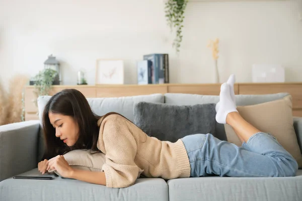Glückliche Junge Asiatische Frau Entspannen Auf Der Bequemen Couch Hause — Stockfoto