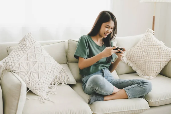 Glückliche Junge Asiatische Frau Entspannt Sich Hause Sie Sitzt Auf — Stockfoto