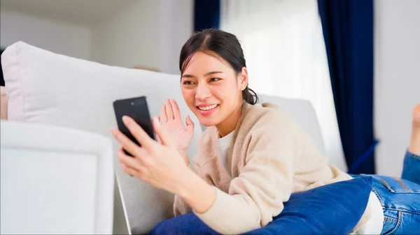 Jonge Aziatische Vrouw Die Thuis Een Smartphone Gebruikt Glimlachende Vrouw — Stockfoto