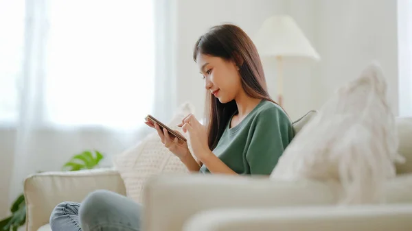 Happy Young Asian Woman Relax Comfortable Couch Home Texting Messaging — Stock fotografie
