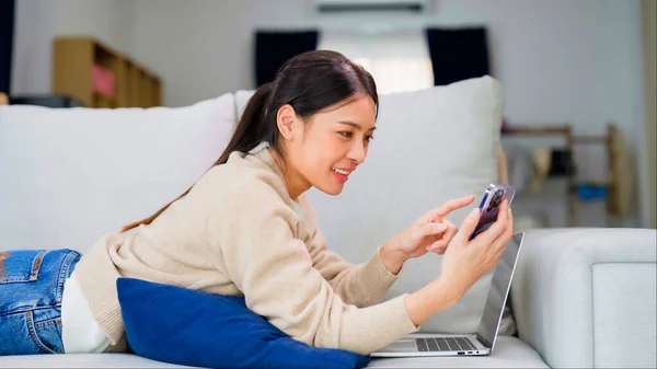Jeune Femme Asiatique Utilisant Téléphone Intelligent Maison Femme Souriante Faisant — Photo