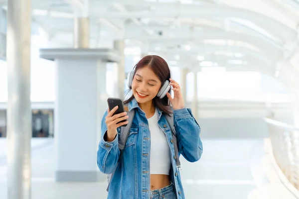 Genç Asyalı Kadın Güzel Müzik Dinlemek Şehirde Yürümek Için Kulaklık — Stok fotoğraf
