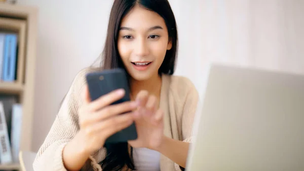 Mladá Asijská Žena Šťastná Pracuje Počítači Notebook Ručně Psaní Chat — Stock fotografie