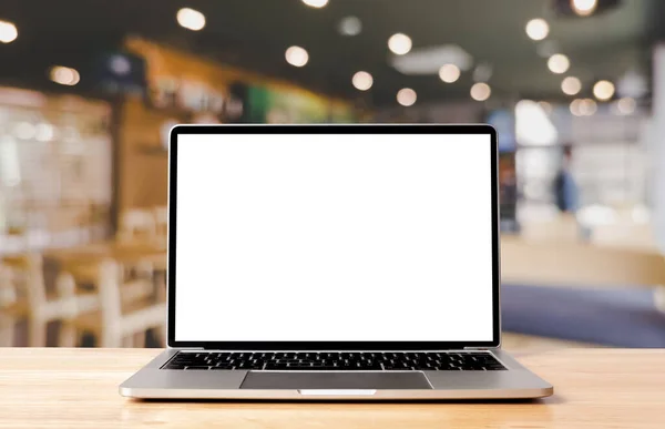 木桌上的笔记本电脑空白屏幕 带有咖啡咖啡店背景 文本模板 背景和设备屏幕中包含的裁剪路径 — 图库照片