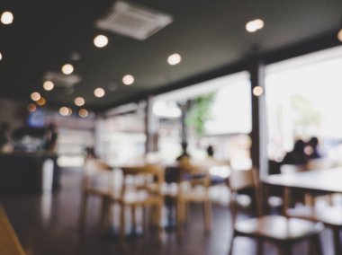 Kafenin iç planının ve Bokeh 'in ışıklandırmasının bulanık görüntüleri.