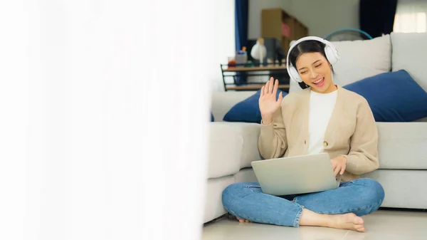 Jonge Aziatische Vrouw Draagt Een Headset Terwijl Thuis Aan Een — Stockfoto