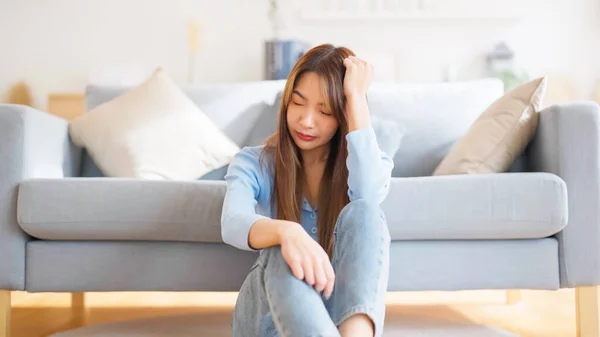 Jonge Aziatische Vrouw Overstuur Verdriet Gefrustreerd Door Problemen Met Werk — Stockfoto