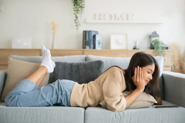 Glückliche Junge Asiatische Frau Entspannen Auf Der Bequemen Couch Hause — Stockfoto