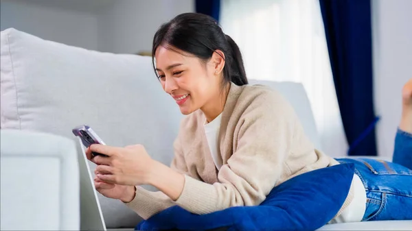 Junge Asiatin Mit Smartphone Hause Lächelnde Frauen Die Videotelefonate Mit — Stockfoto