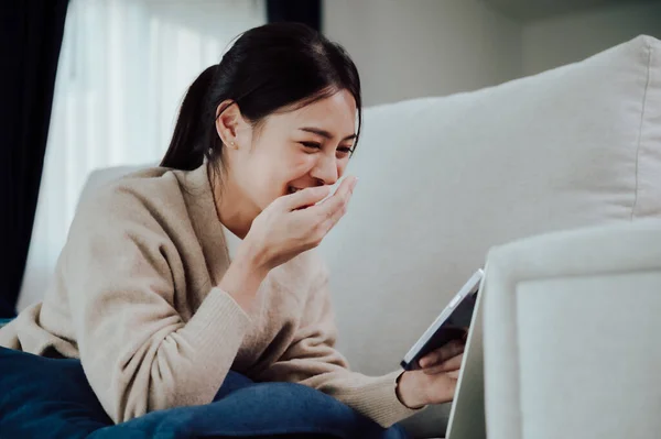 Gelukkig Jong Aziatisch Vrouw Ontspannen Comfortabele Bank Thuis Sms Smartphone — Stockfoto