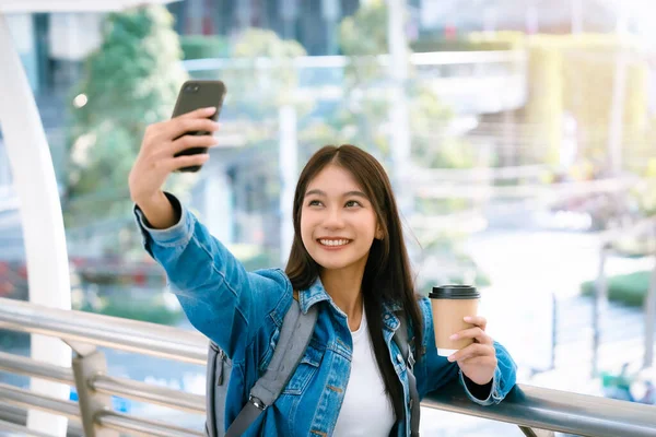 Genç Asyalı Bir Kadın Şehirde Cep Telefonuyla Selfie Çekiyor Kot — Stok fotoğraf