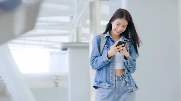 Dışarıda Cep Telefonu Kullanan Asyalı Genç Bir Kadın Gülümsüyor Kot — Stok fotoğraf