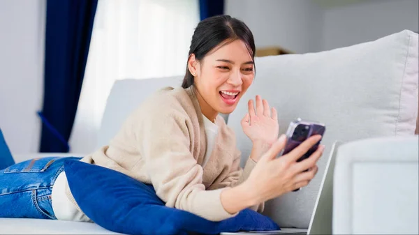 Mladá Asiatka Používá Doma Chytrý Telefon Usmívající Žena Dělat Video — Stock fotografie