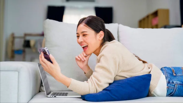 Młoda Azjatka Używająca Smartfona Domu Uśmiechnięta Kobieta Nawiązująca Rozmowy Wideo — Zdjęcie stockowe