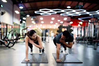 Spor Sporcusu ve Sporcusu Spor Salonunda Birlikte şınav çekiyorlar: Güç, Birlik ve Motivasyon