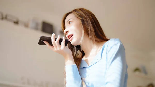 Glückliche Junge Asiatische Frau Die Hause Auf Dem Handy Spricht — Stockfoto