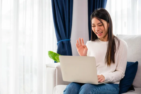 Jonge Aziatische Vrouw Die Thuis Aan Haar Laptop Werkt Grijnzend — Stockfoto