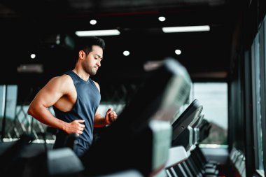 Koşu bandında Koşan Genç Asyalı Spor Salonu