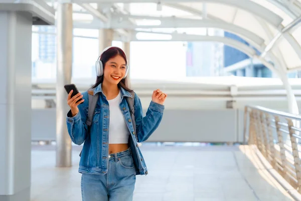 Genç Asyalı Kadın Güzel Müzik Dinlemek Şehirde Yürümek Için Kulaklık — Stok fotoğraf