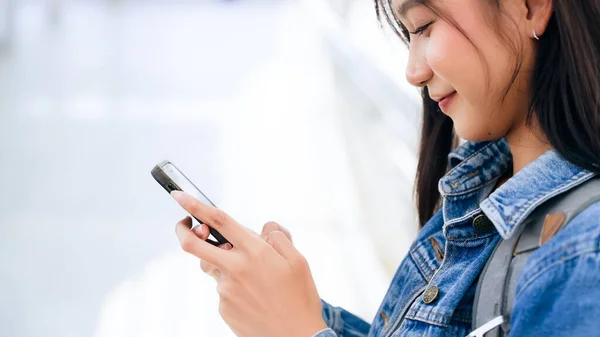 Dışarıda Cep Telefonu Kullanan Asyalı Genç Bir Kadın Gülümsüyor Kot — Stok fotoğraf