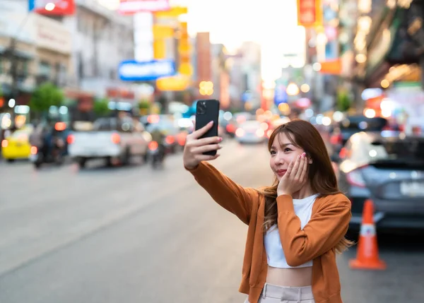 Genç Asyalı Turistler Selfie Çekerek Fotoğraf Çekiyorlar Çin Mahallesi Nde — Stok fotoğraf