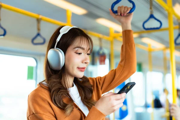 Genç Asyalı Kadın Yolcu Dinleyen Müzik Subway Sky Train Cep — Stok fotoğraf