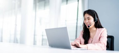 Başarılı Asyalı İş Kadını Dizüstü bilgisayar kullanarak Zafer kazandı. İş Kadınları Kulaklık, İş Danışmanı, Çağrı Merkezi İşçisi, Şirket Temsilcisi, Destek Hizmeti Operatörü, Çevrimiçi Danışmanlık