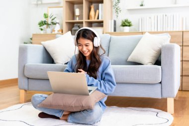 Genç Asyalı Kadın Samimi İçişleri Ofisinde Bilgisayarda Video Görüşmesi Yapıyor - Uzaktan Çalışma ve Teknoloji Konsepti