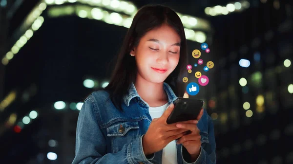 Mladé Asijské Ženy Sledují Živé Streamování Videa Nočním Městě Happy Stock Fotografie