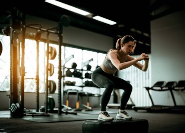 Genç Sportif Kadın Egzersizi Spor Salonu 'nda Zıplama Basamağı Platformu ile. Fitness ve Sağlık Konsepti
