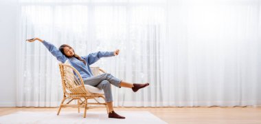 Modern Wicker Sandalyesinde Dinlenen Asyalı Kadın 'ın Panorama Manzarası Saf Perdeli Mutlu Kadın Cep Telefonu Kullanımı Ev, Konfor ve Konforlu Konforlu