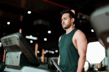 Koşu bandında Koşan Genç Asyalı Spor Salonu