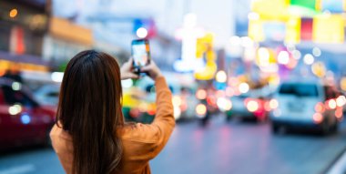 Genç Asyalı turistler selfie çekerek fotoğraf çekiyorlar. Çin Mahallesi 'nde güzel turistler Bangkok, Tayland' da