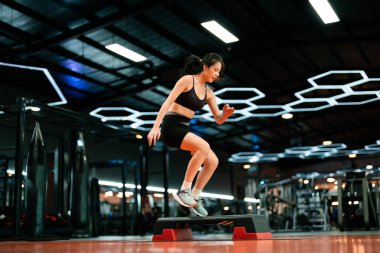 Genç Sportif Kadın Egzersizi Spor Merkezi 'nde ya da Spor Salonu' nda Step Platformu ile. Fitness ve Sağlık Konsepti