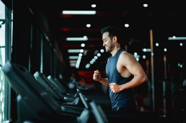 Koşu bandında Koşan Genç Asyalı Spor Salonu