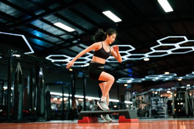 Genç Sportif Kadın Egzersizi Spor Merkezi 'nde ya da Spor Salonu' nda Step Platformu ile. Fitness ve Sağlık Konsepti