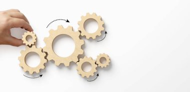 İş süreci ve akış şeması ile iş akışı otomasyonu. Beyaz arka planda el ele tutuşan ahşap dişli akış süreci yönetimi