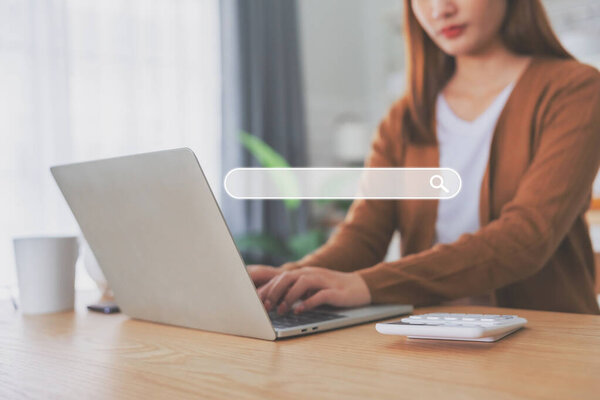 Женщины используют компьютерный ноутбук, чтобы найти то, что им интересно. Поиск информации о концепции интернет-сетей