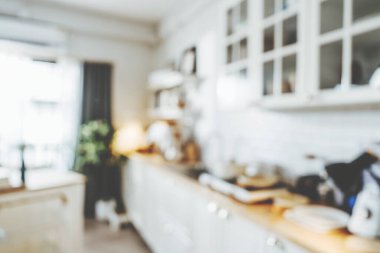 Arka planda bulanık modern mutfak ve Bokeh Light ile yemek odası