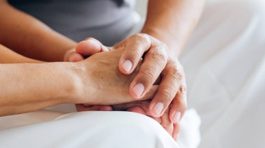 Büyük anne ve büyük babayı destekleyen yaşlı kadının el ele tutuşması, büyük babaya destek olması, empati kurması, yaşlı evli büyükanne ve büyükbaba çiftin birlikte yaşaması...