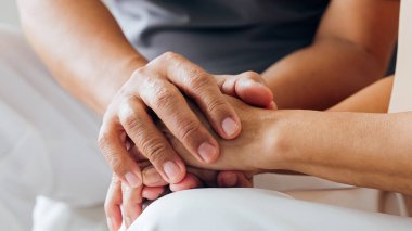 Büyük anne ve büyük babayı destekleyen yaşlı kadının el ele tutuşması, büyük babaya destek olması, empati kurması, yaşlı evli büyükanne ve büyükbaba çiftin birlikte yaşaması...